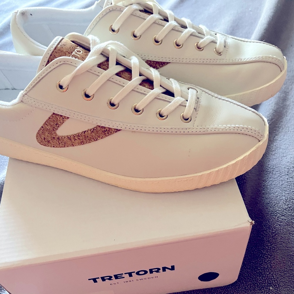 Like new women’s Vintage Tretorn leather sneakers. Size 10. Worn once.